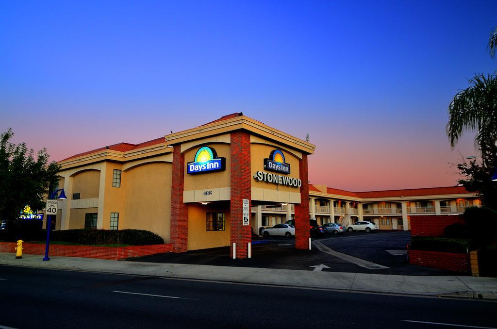 Days Inn By Wyndham Downey Exteriör bild